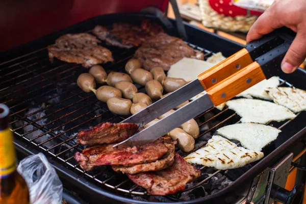 Húst Kolbászt Grillező Személy Közelsége Piknikhez Kapcsolódó Fotókhoz — Stock Fotó