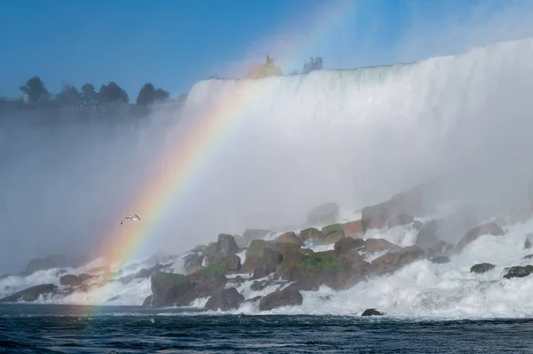 Uma Bela Paisagem Arco Íris Sobre Uma Poderosa Cachoeira — Fotografia de Stock