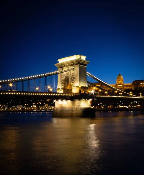 Bela Ponte Cadeia Szchenyi Situada Rio Danúbio Hungria Brilhando Noite — Fotografia de Stock