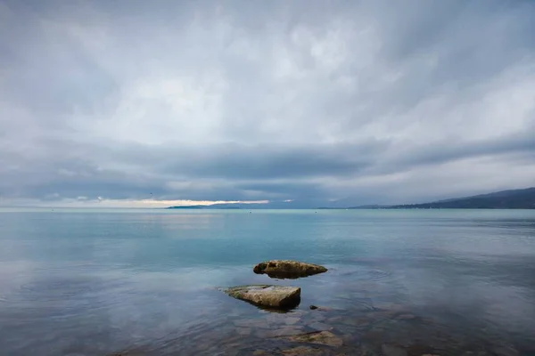 Ένα Όμορφο Τοπίο Γαλήνιας Θάλασσας Και Βράχων Στο Νερό — Φωτογραφία Αρχείου