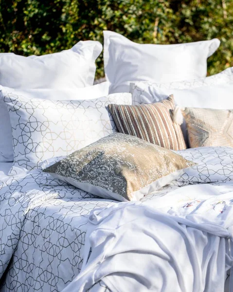 Bed White Patterned Linen Garden Summer — Stock Photo, Image