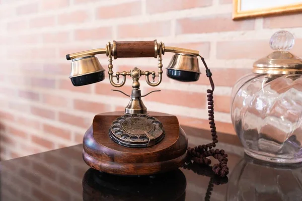 Primer Plano Teléfono Vintage Mesa Bajo Las Luces Con Fondo — Foto de Stock