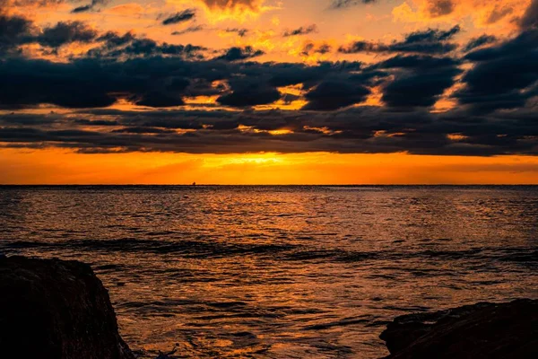 Paisaje Impresionante Una Playa Rocosa Sobre Hermoso Fondo Atardecer — Foto de Stock