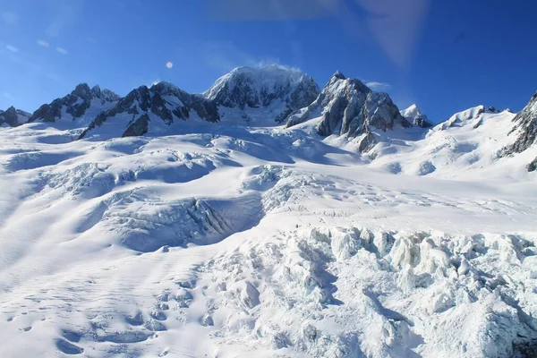 Een Prachtig Landschap Van Hoge Rotsachtige Bergen Bedekt Met Sneeuw — Stockfoto