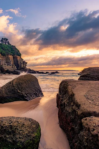 Güzel Bir Günbatımı Arka Planında Kayalık Bir Plajın Nefes Kesici — Stok fotoğraf