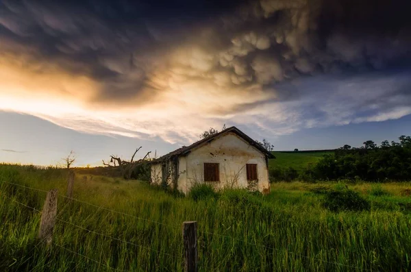 Tiro Perto Uma Antiga Casa Abandonada Campo Sob Céu Nublado — Fotografia de Stock