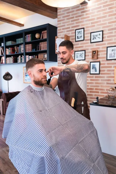 Sebuah Gambar Vertikal Dari Penata Rambut Memotong Rambut Pelanggan Laki — Stok Foto