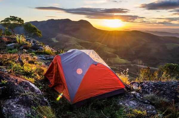 Nahaufnahme Eines Roten Zeltes Wald Bei Sonnenuntergang Perfekt Für Den — Stockfoto