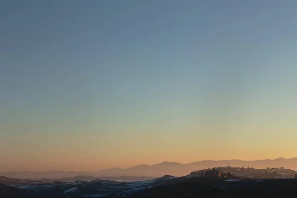 Ett Landskap Solnedgången Den Klara Himlen Över Snöiga Kullar — Stockfoto