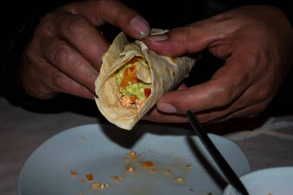 在灯光下用辣椒包裹玉米饼的人的特写镜头 完美的食物概念 — 图库照片