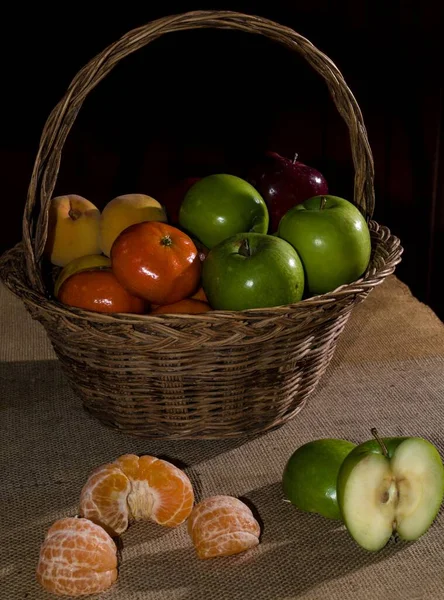 Een Verticaal Shot Van Mandarijnen Appels Perziken Een Mand Tafel — Stockfoto