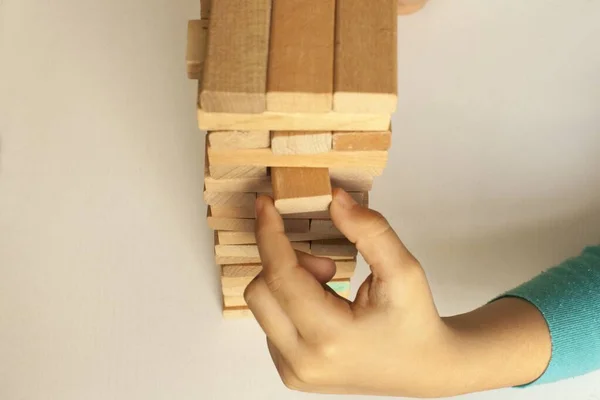 Tiro Ângulo Alto Uma Pessoa Jogando Jogo Com Cubos Madeira — Fotografia de Stock