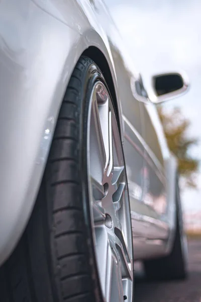 Vertical Closeup Shot Grey Car Wheel — Stock Photo, Image
