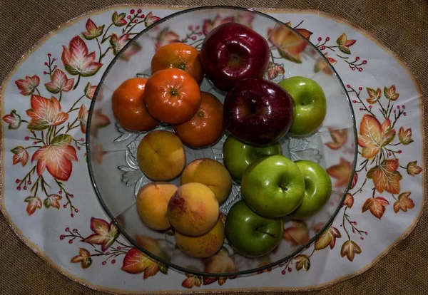 Een Hoge Hoek Van Mandarijnen Perziken Appels Een Vaas Tafel — Stockfoto