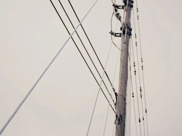 Una Toma Ángulo Bajo Los Cables Una Línea Eléctrica Con —  Fotos de Stock