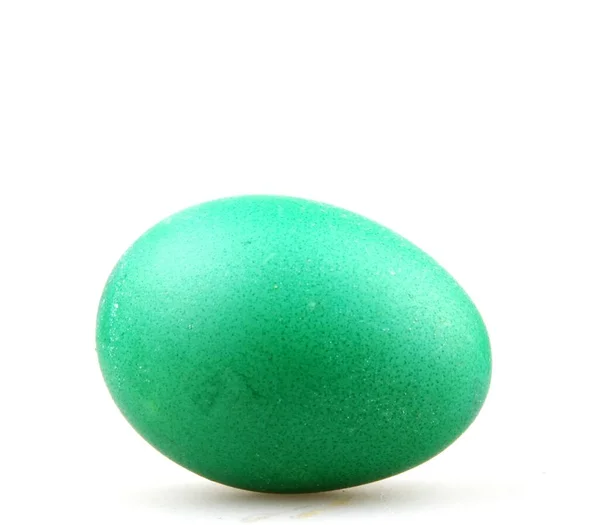 白い背景に隔離された照明の下でイースターのための緑で塗装された卵の閉鎖 — ストック写真