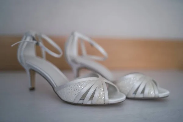 Ένα Κοντινό Πλάνο Από Λευκά Σανδάλια Γάμου Θολή Φόντο — Φωτογραφία Αρχείου