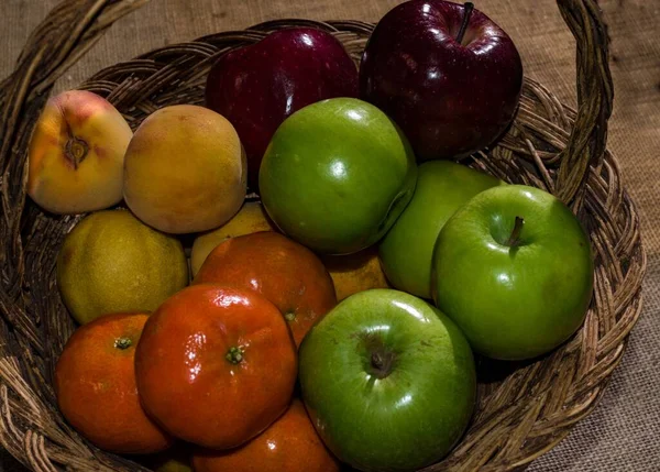 Een Hoge Hoek Shot Van Mandarijnen Appels Perziken Een Mand — Stockfoto