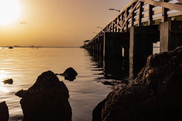 Gün Batımında Gölün Üzerinde Uzun Tahta Bir Iskele — Stok fotoğraf