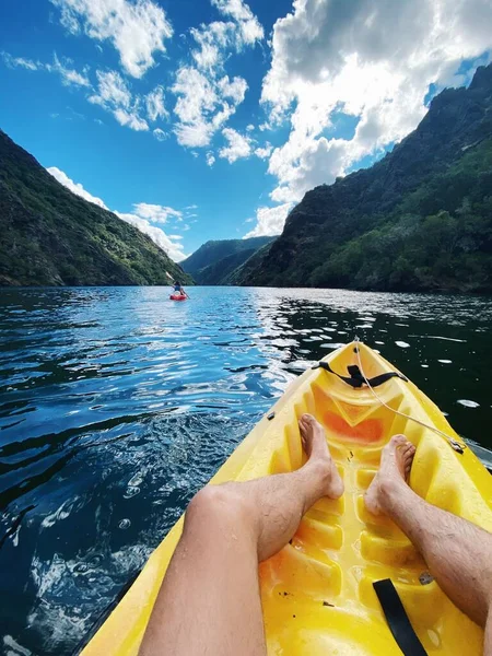 Spanya Daki Sil Kanyonu Nda Sarı Bir Teknede Bir Adamın — Stok fotoğraf