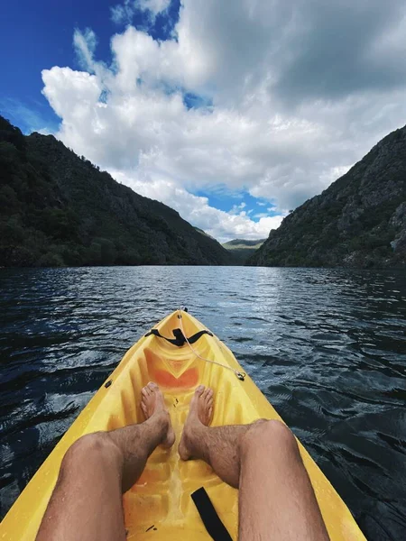 Pionowe Ujęcie Mężczyzny Siedzącego Żółtej Łodzi Jeziorze Górami Tle — Zdjęcie stockowe