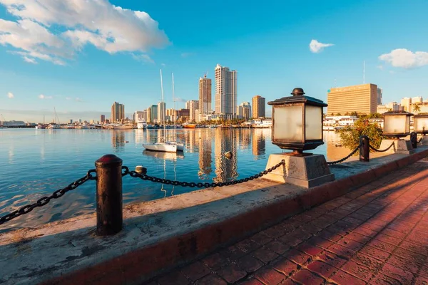 Die Wolkenkratzer Und Ihre Spiegelungen Auf Dem See Der Manila — Stockfoto