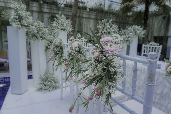 Primo Piano Bella Tavola Nuziale Decorata Con Fiori Bianchi — Foto Stock