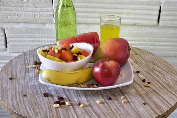 Een Close Shot Van Fruitsalade Vers Fruit Een Wit Bord — Stockfoto