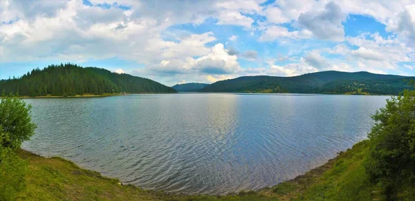 曇り空の下 ルーマニアのベリス湖の美しい景色 — ストック写真