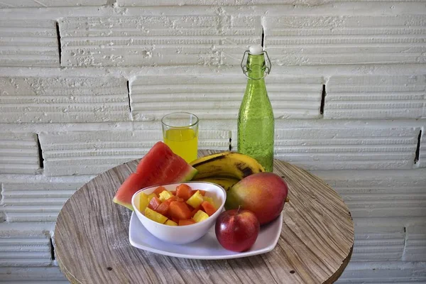 Eine Nahaufnahme Von Obstsalat Und Frischem Obst Auf Einem Weißen — Stockfoto
