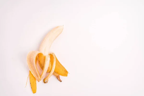 Egy Közeli Kép Egy Hámozott Banánról Amit Fehér Alapon Izoláltak — Stock Fotó