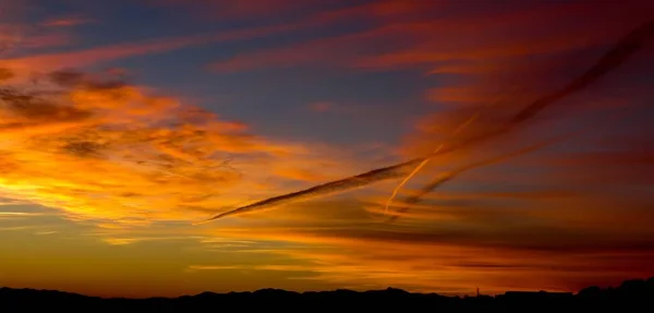 色彩斑斓的夕阳天空 橙色和蓝色的色调 — 图库照片