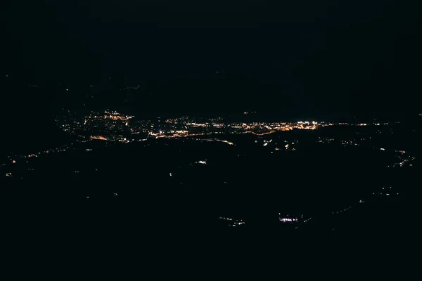 Die Lichter Die Nachts Von Den Gebäuden Der Stadt Ausgehen — Stockfoto