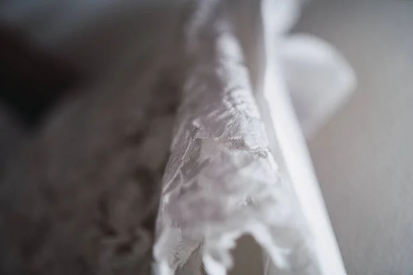背景がぼやけている美しい白いウェディングドレス生地のクローズアップ — ストック写真
