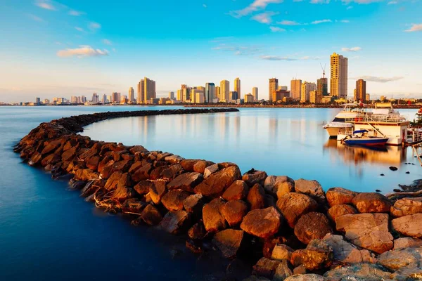 Pencakar Langit Dan Refleksi Mereka Danau Manila Bay Filipina — Stok Foto