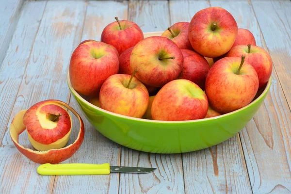 Gros Plan Pommes Rouges Jaunes Dans Une Assiette Verte Côté — Photo