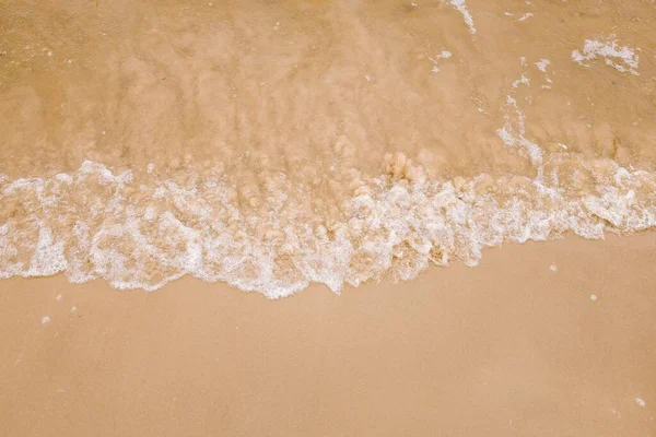 Vlny Oceánu Nad Světle Hnědým Pískem Pláži — Stock fotografie