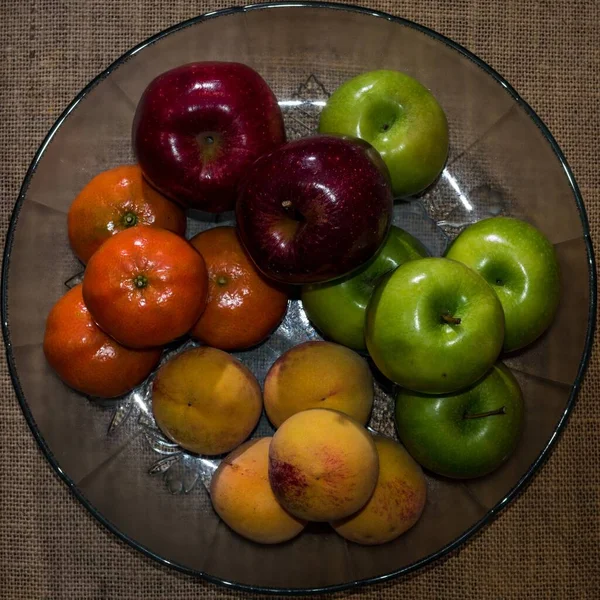 Een Hoge Hoek Van Mandarijnen Perziken Appels Een Vaas Tafel — Stockfoto