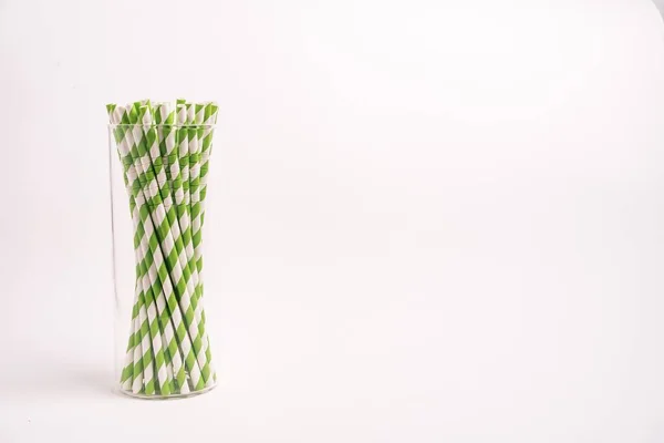 Primer Plano Tubos Beber Rayas Verdes Blancas Vaso Aislado Sobre — Foto de Stock