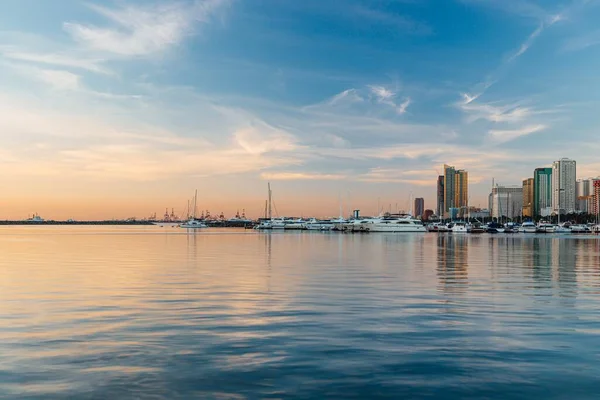 Arranha Céus Sua Reflexão Sobre Lago Manila Bay Manila Filipinas — Fotografia de Stock