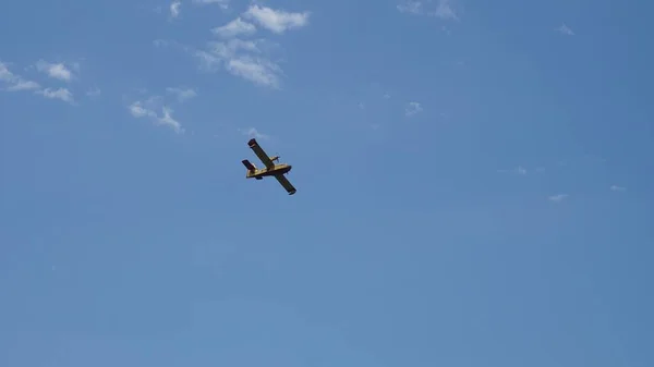 在蓝色晴朗的天空中飞行的飞机的低角度镜头 — 图库照片