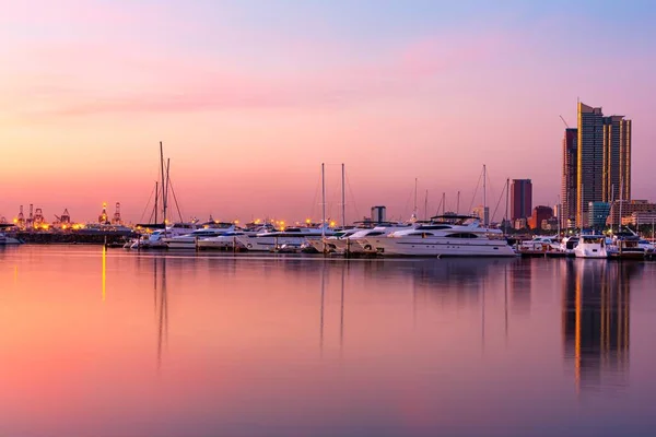 Hamn Full Båtar Och Ett Lugnt Hav Fångas Solnedgången — Stockfoto