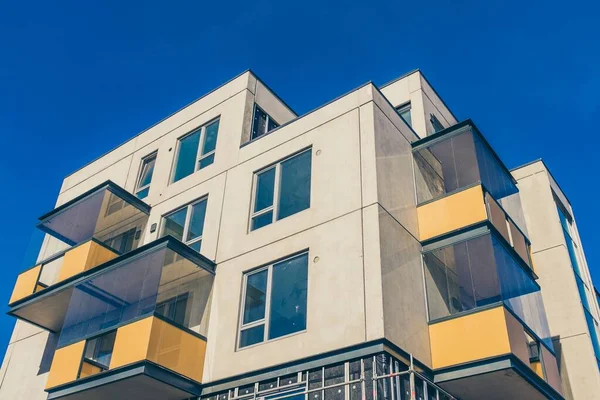 Plano Bajo Ángulo Moderno Edificio Residencial Con Balcones Cristal Ventanas — Foto de Stock