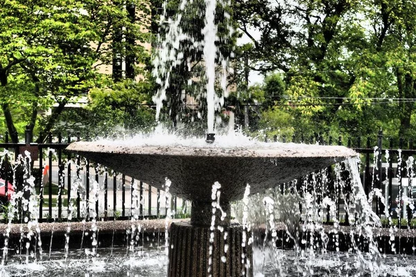 Nahaufnahme Eines Runden Brunnens Mit Fließendem Wasser Öffentlichen Garten Von — Stockfoto