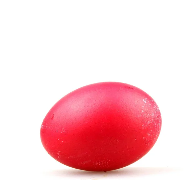 白い背景に隔離されたライトの下でイースターのための赤い絵の卵の閉鎖 — ストック写真