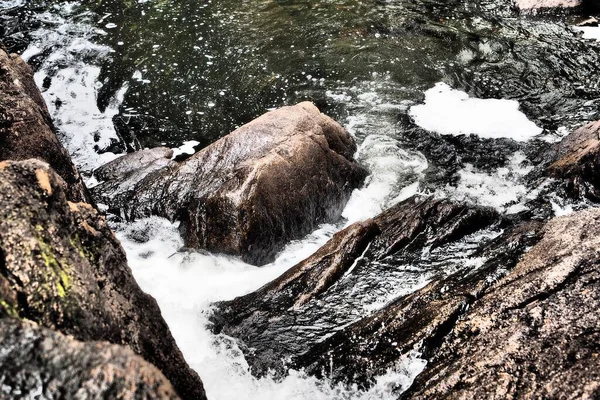 Primer Plano Río Colapsando Con Paisaje Rocoso Fluyendo Través — Foto de Stock