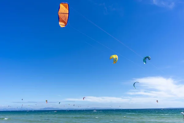 Gente Haciendo Kitesurf Océano Bajo Cielo Azul — Foto de Stock