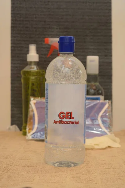 Eine Vertikale Selektive Fokusaufnahme Einer Flasche Antibakterielles Gel Auf Dem — Stockfoto