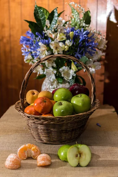 Een Verticaal Shot Van Een Mand Vol Mandarijnen Appels Perziken — Stockfoto