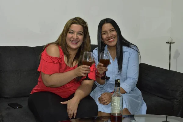 Uma Foto Close Duas Amigas Caucasianas Desfrutando Copo Vinho — Fotografia de Stock